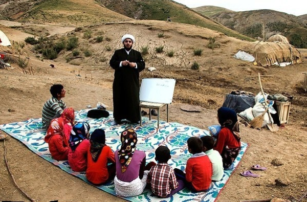  اجرای برنامه های دینی با مشارکت طلاب و  روحانیون در مدارس عشایری 
