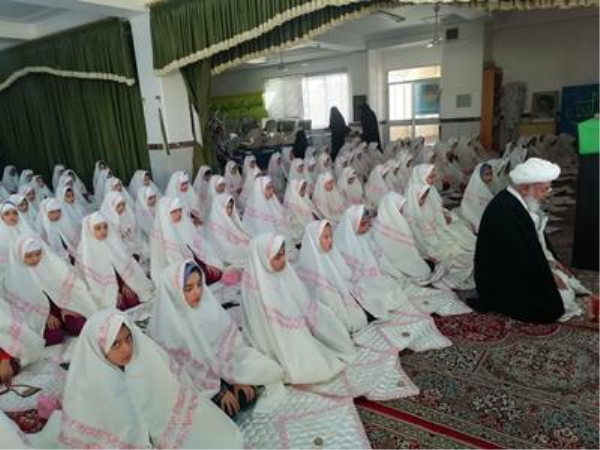 مراسم جشن تکلیف دانش آموزان دختر مکلف با حضور یک امام جمعه 