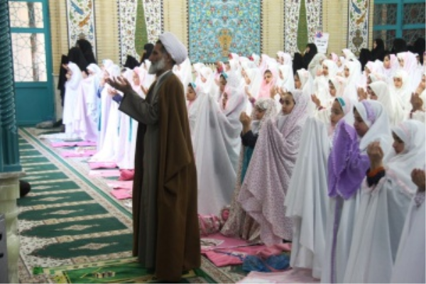 مراسم جشن تکلیف ۱۴۰۰ دانش آموز دختر ناحیه دو شهرکرد برگزار شد