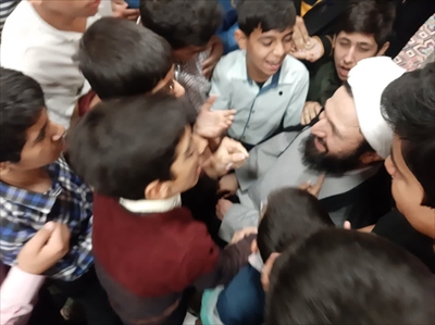 حضور مشاور وزیر آموزش و پرورش در میان دانش آموزان یزدی +تصاویر 