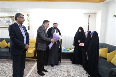 حجت الاسلام نیکزاد با خانواده شهید زارعی در بندرعباس دیدار کرد