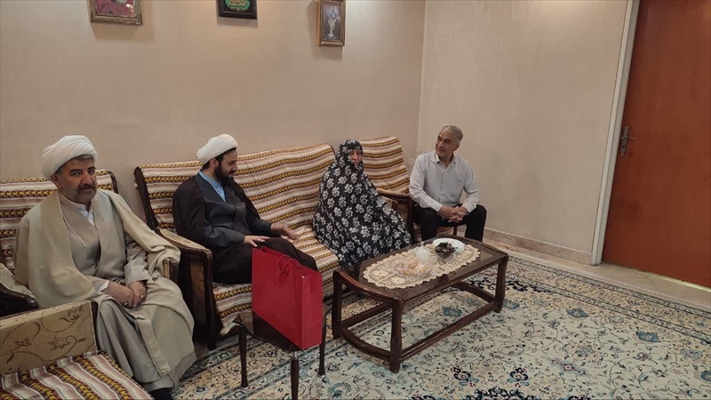 حضورمشاوروزیرآموزش و پرورش در منزل معلم شهید عبادالله محمد صالحی