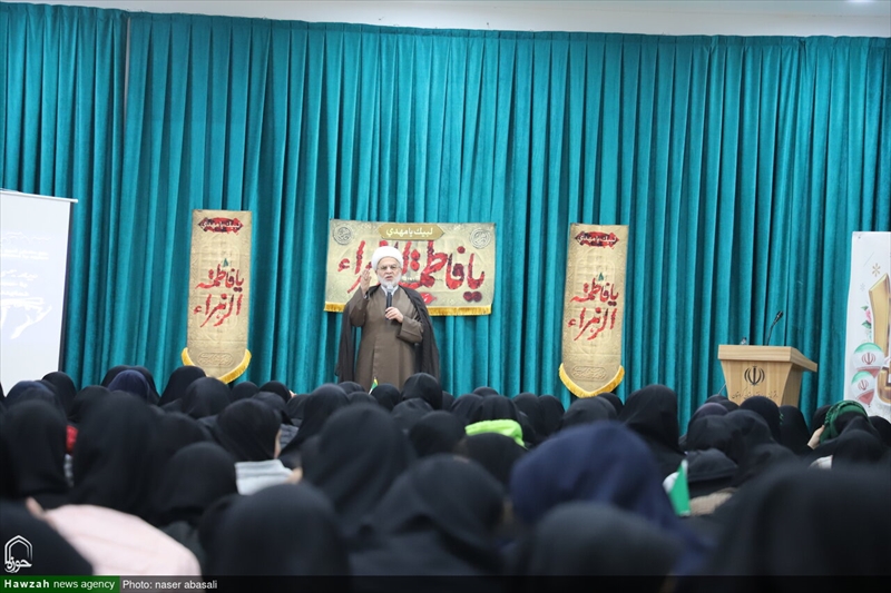 دیدار جمعی از دانش آموزان سطح شهر سنندج با نماینده ولی فقیه