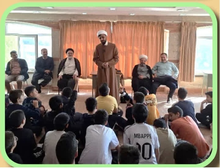  فضلا و کارشناسان حوزوی در میان دانش اموزان برای پاسخ به سئوالات گوناگون