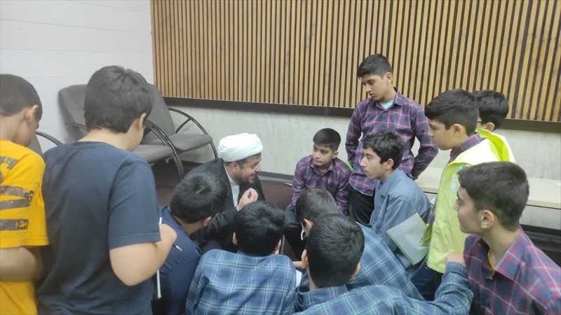  فضلا و کارشناسان حوزوی در میان دانش اموزان برای پاسخ به سئوالات گوناگون